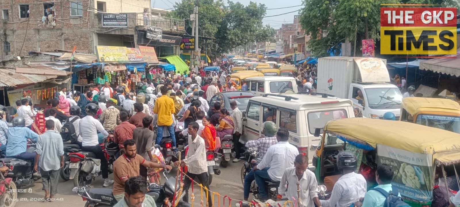 खजनी कस्बे में सुबह 7 बजे से लगा भीषण जाम 2 KM तक वाहनों की कतार, एम्बुलेंस भी फंसी