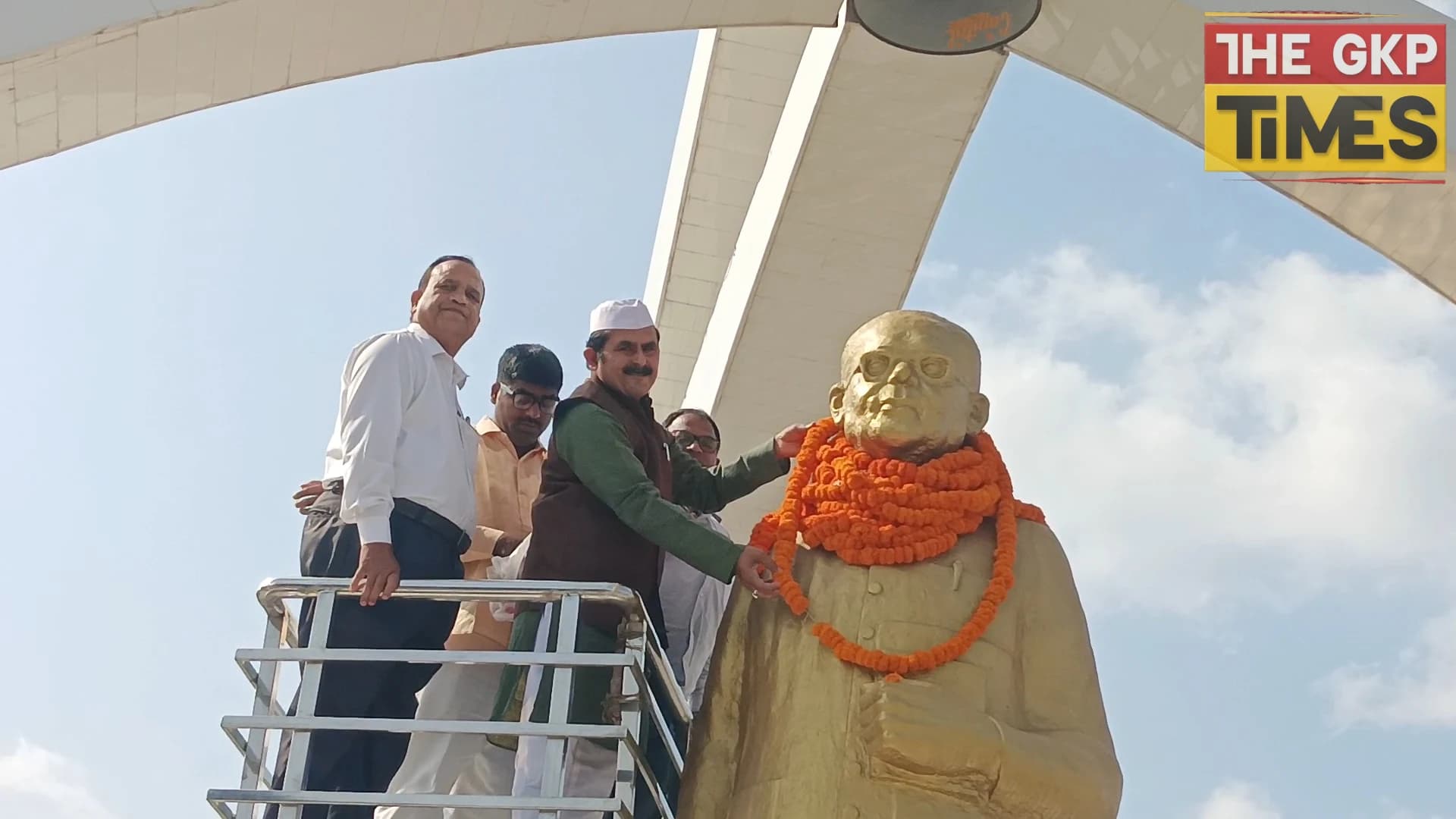 समाजवाद के महानायक जयप्रकाश नारायण की 124 वीं जयंती पर पं रामकृष्ण द्विवेदी नें माल्यार्पण कर श्रद्धांजलि दी